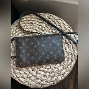 Authentic Louis Vuitton neverfull GM pouch clutch monogram with xbody strap